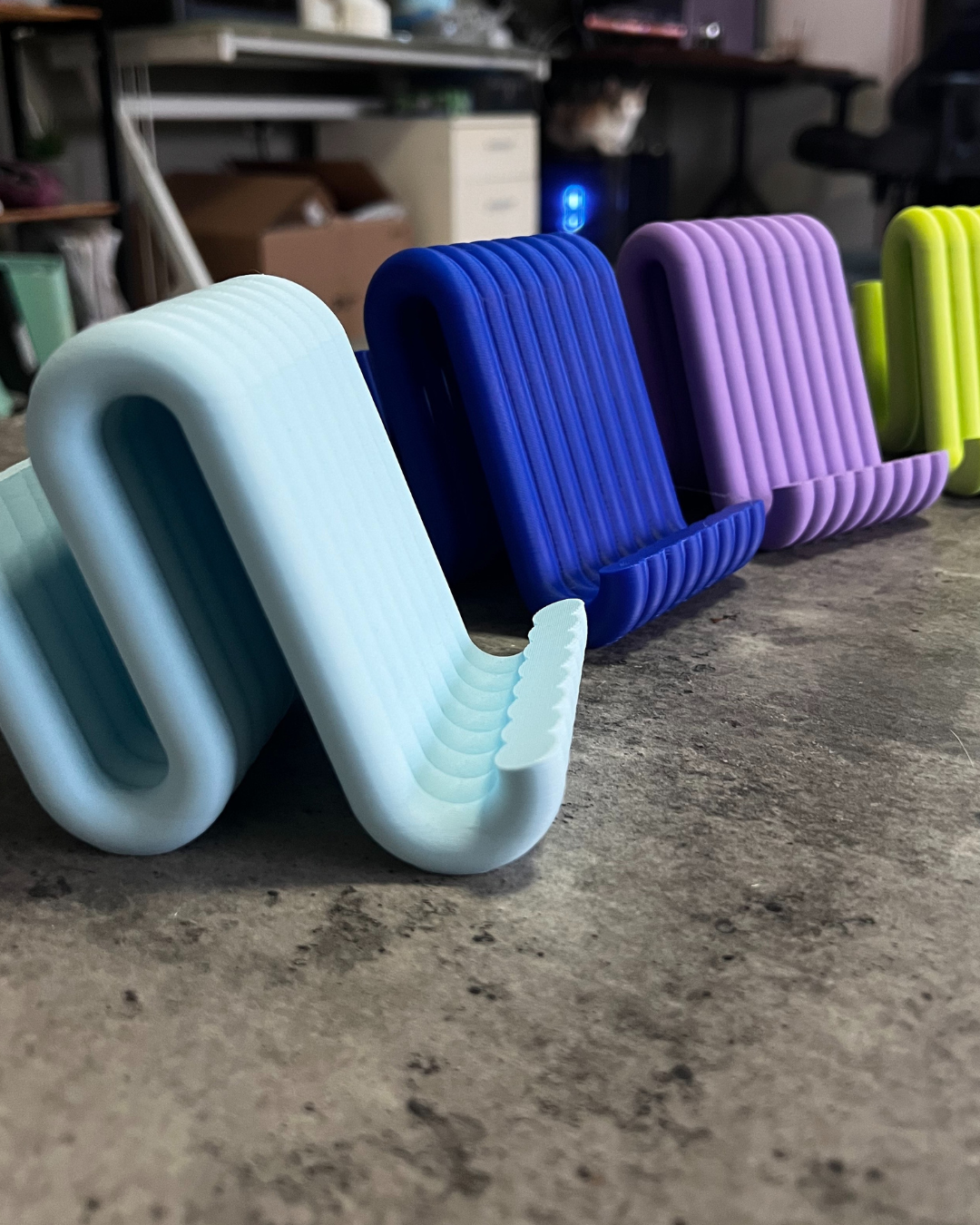 Wibble Stand – Modern Curved Phone Holder for Desk & Home