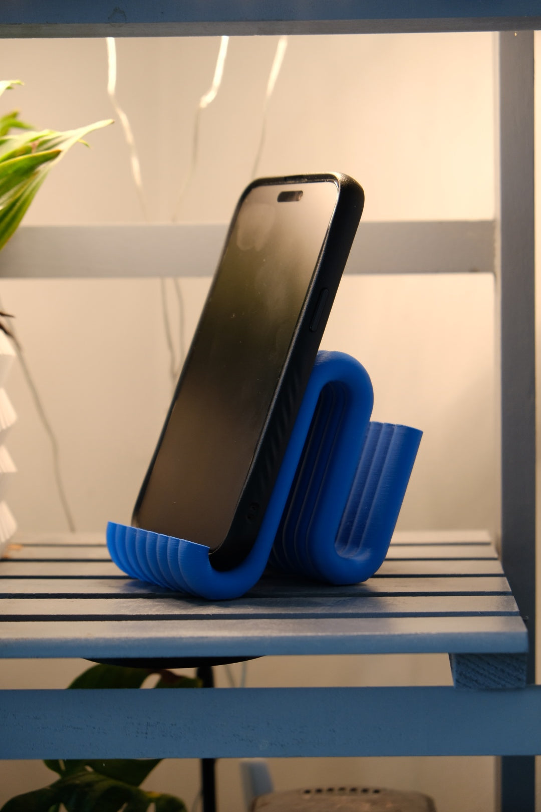 Wibble Stand – Modern Curved Phone Holder for Desk & Home