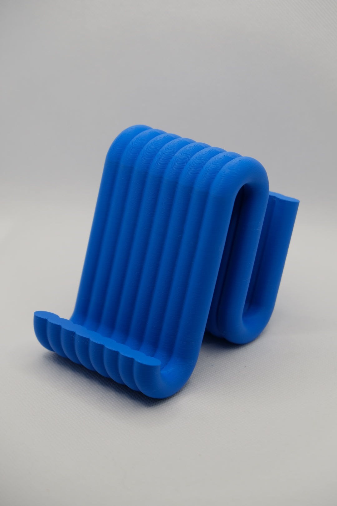 Wibble Stand – Modern Curved Phone Holder for Desk & Home