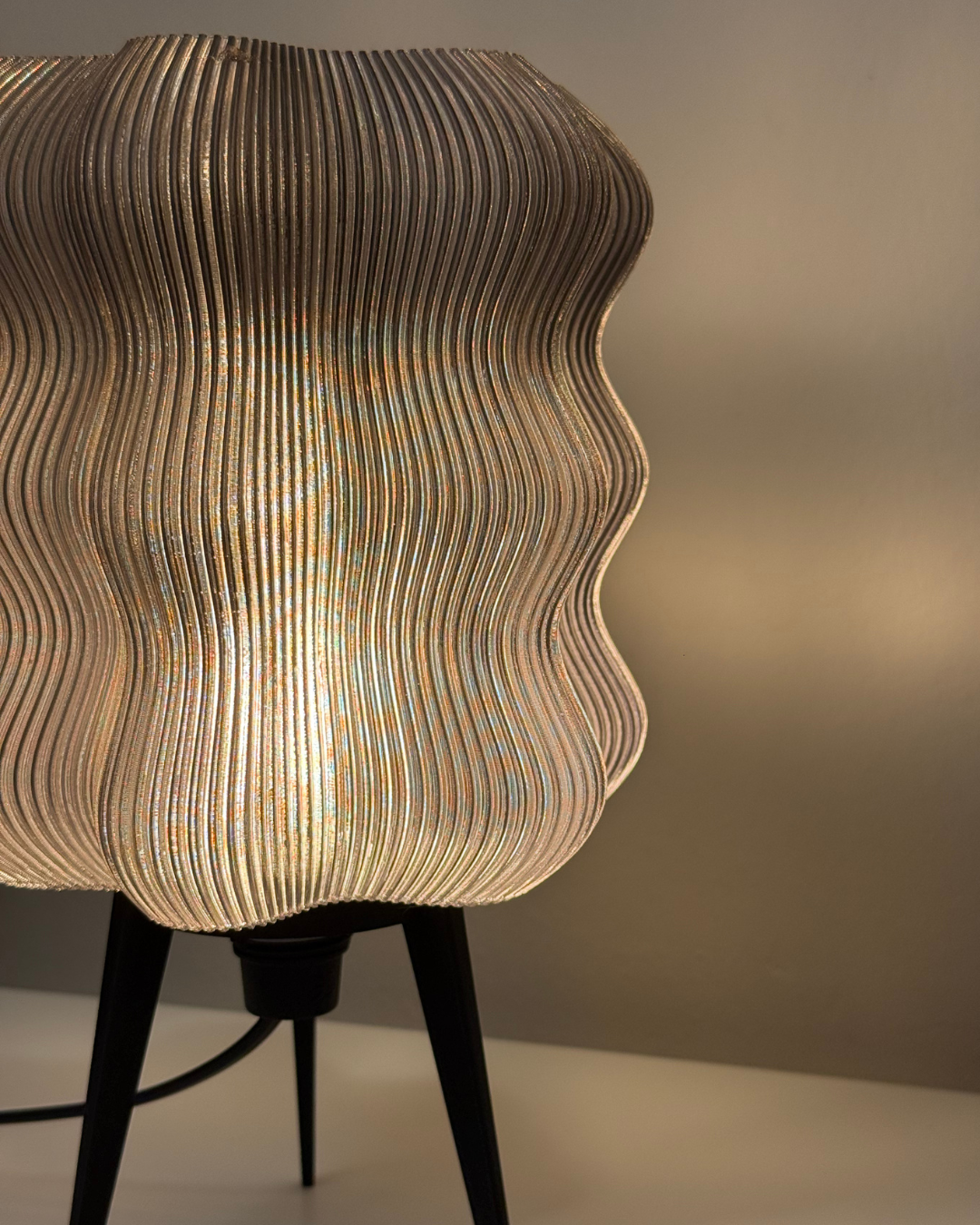 Wavy Lamp – Modern Ripple Table Lamp with Soft Ambient Glow